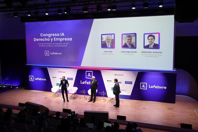 El CEO de Lefebvre, José Ángel Sandín; el presidente de Lefebvre, Juan Pujol; y el secretario general y del Consejo de Santander España, Adolfo Díaz-Ambrona, en 'Congreso IA Derecho y Empresa' 2025