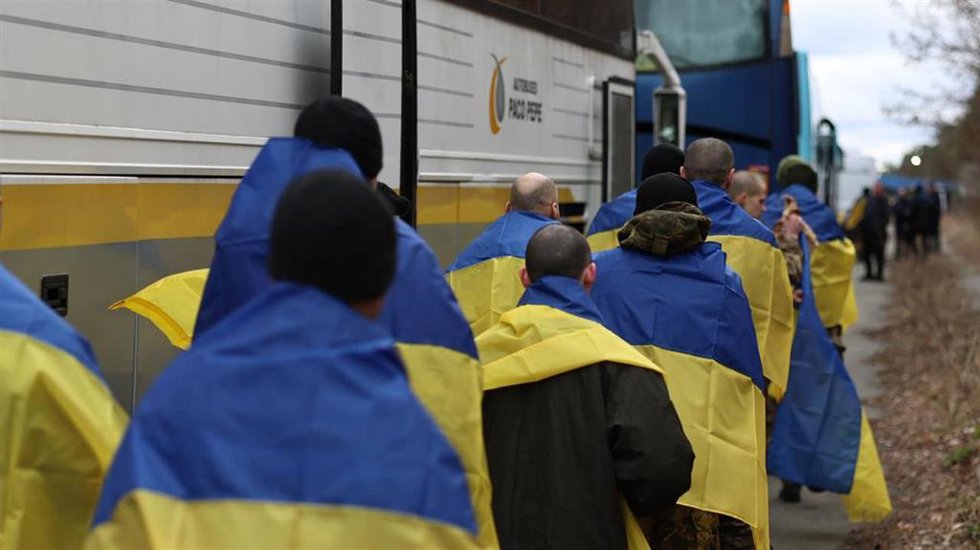 Archivo - Un grupo de prisioneros ucranianos se suben a un autobús tras ser liberados por Rusia en un canje a mediados de marzo