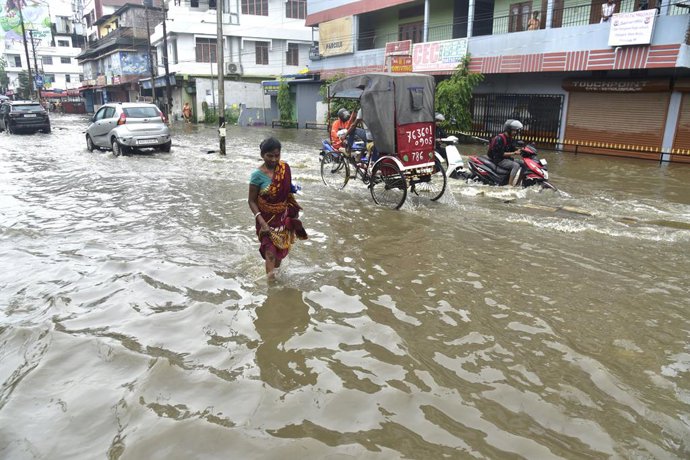 Un carrer inundat en la ciutat de Guwahati a causa de les fortes pluges a Índia (arxiu)