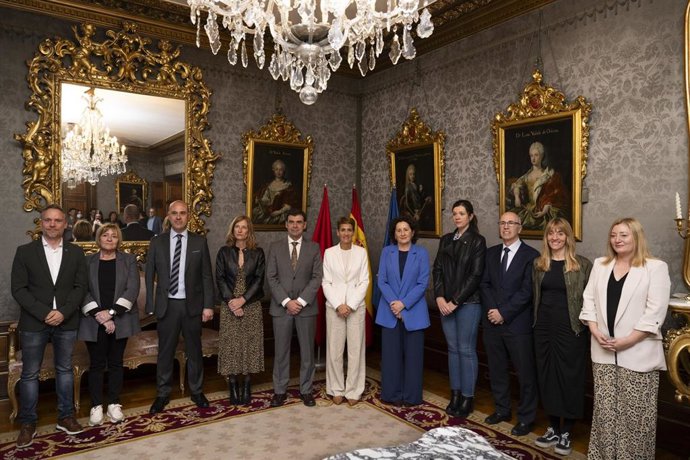 La Presidenta De Navarra, María Chivite, Junto A Ignacio Ugalde Y Representantes De Las Familias De Economía Social