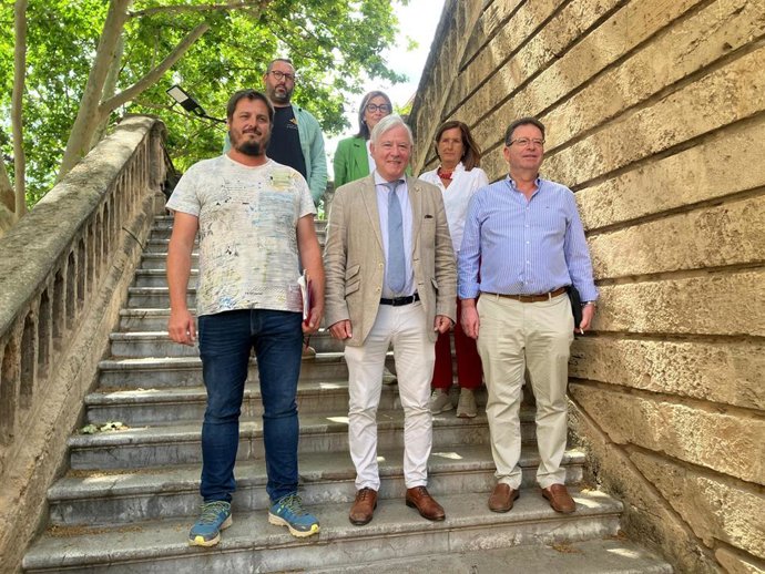 El conseller de Turismo del Consell de Mallorca, José Marcial Rodríguez (c), junto con representantes del sector agrícola y ganadero.