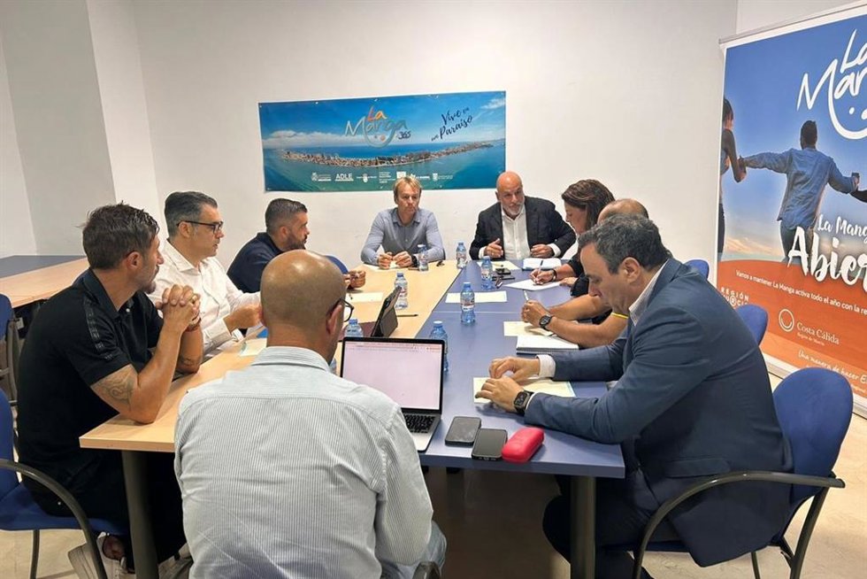 El concejal de Litoral, Gonzalo López, reunido con empresarios turísticos del litoral de Cartagena