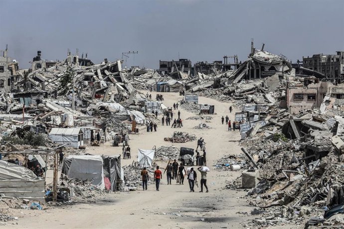 Palestinos desplazados en la ciudad de Yabalia ante la intensificación de la ofensiva militar de Israel contra la Franja de Gaza (archivo)