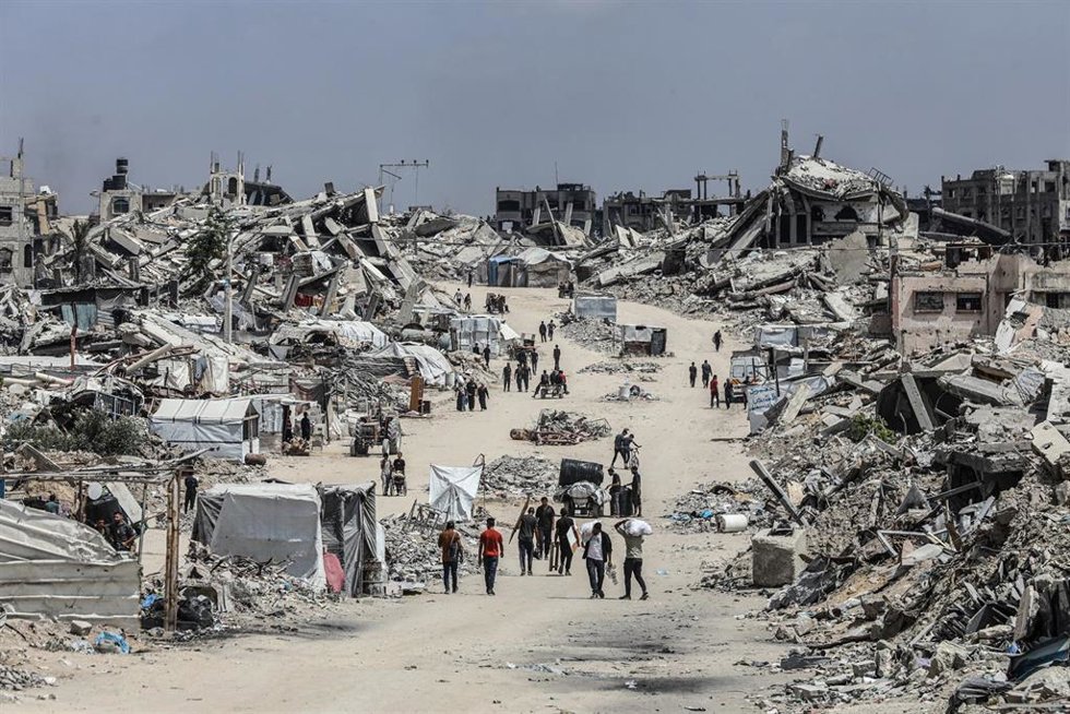 Palestinos desplazados en la ciudad de Yabalia ante la intensificación de la ofensiva militar de Israel contra la Franja de Gaza (archivo)