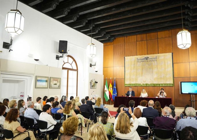 El Parlamento conmemora el Día Nacional de la Epilepsia con un encuentro y la iluminación de su fachada en naranja.