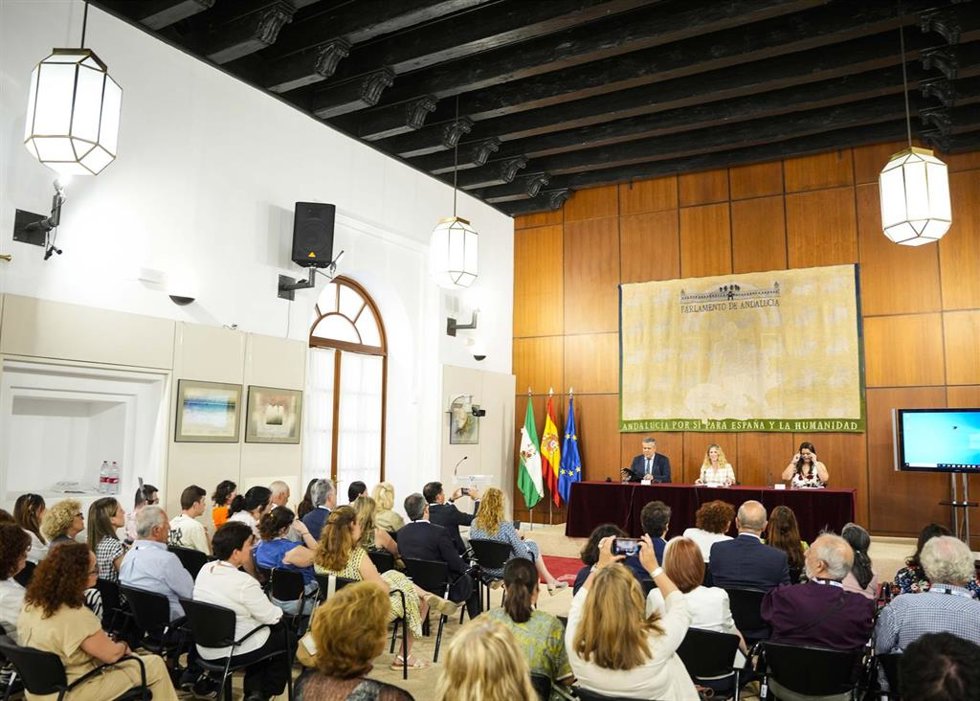El Parlamento conmemora el Día Nacional de la Epilepsia con un encuentro y la iluminación de su fachada en naranja.