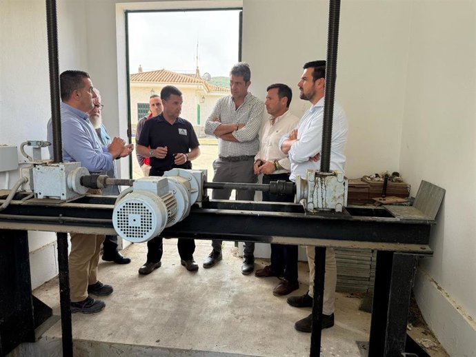 Javier Ros y Francisco Moreno en la estación de bombeo La Viñuela en el Campo de Gibraltar.
