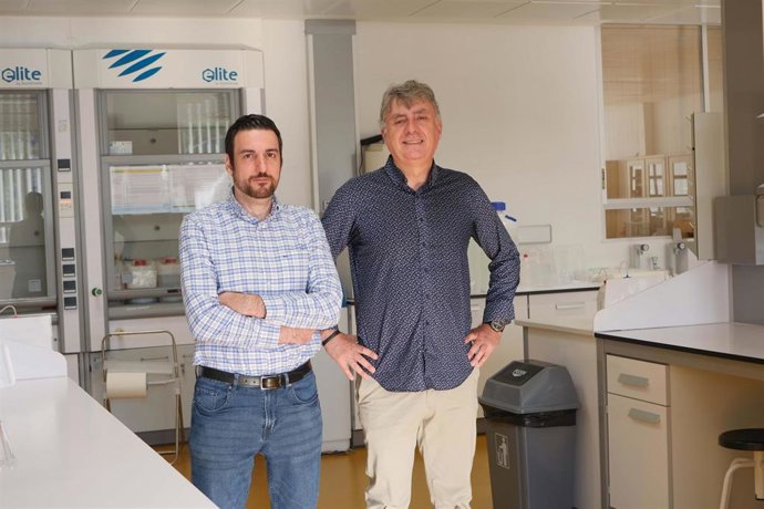 Dos de los científicos de la UMA que han participado en un estudio sobre en nuevo modelo químico de doble capa de grafeno con más propiedades semiconductoras , Juan Casado Cordón y Daniel Aranda.