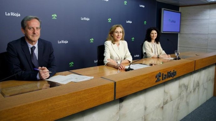 Consejera de Salud y Políticas Sociales, María Martín, acompañada por el subdirector general de la Estrategia de Salud Mental y Emocional, Carlos Piserra, y la coordinadora del Centro ‘Conecta Suic’, Magdalena Pérez, detallan las principales líneas