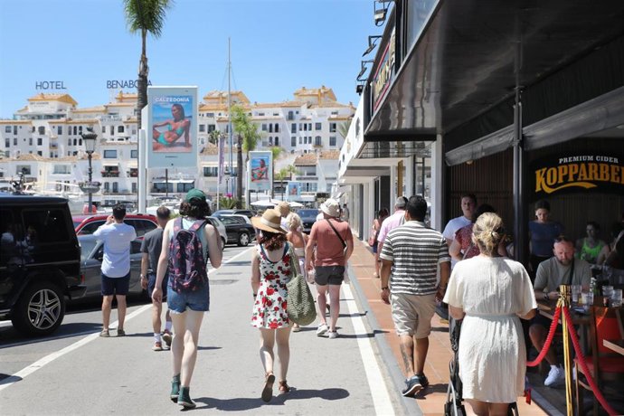 Archivo - Turistas en Marbella en una imagen de archivo