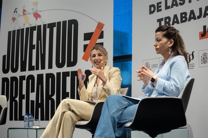 La vicepresidenta segunda y ministra de Trabajo y Economía Social, Yolanda Díaz, y la ministra de Juventud e Infancia, Sira Rego, participan en el acto  "Juventud - Precariedad", en el Auditorio Espacio Fundae, a 23 de mayo de 2025, en Madrid (España). 