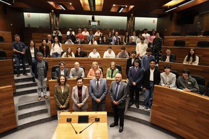 La Junta celebra un coloquio con senadores y escolares sobre el Senado y el medio rural.