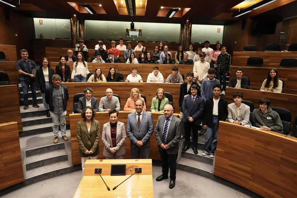 La Junta celebra un coloquio con senadores y escolares sobre el Senado y el medio rural.