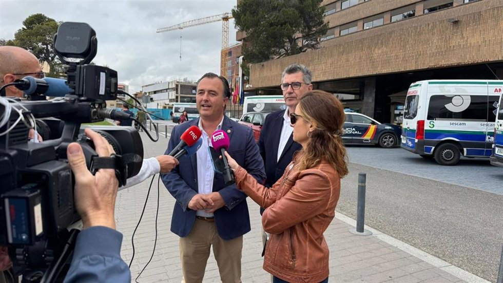 El presidente del Grupo Parlamentario Vox, David Moreno, y el diputado regional de Vox, Francisco Cobo.