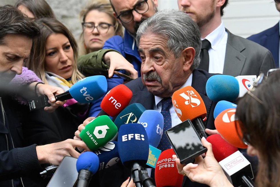 El secretario general del PRC y expresidente de Cantabria, Miguel Ángel Revilla, atendiendo a los medios antes de la celebración del acto de conciliación del pasado viernes