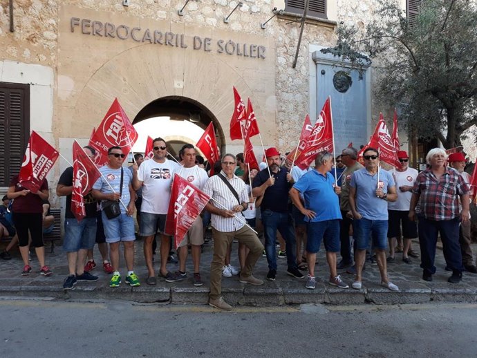 Archivo - Concentración de los trabajadores del Tren de Sóller, en una foto de archivo.