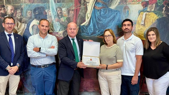 El alcalde de Antequera, Manuel Barón, ha realizado una visita institucional a Alfafar. La delegación antequerana fue recibida por la concejala de Bienestar Social, Políticas Inclusivas y Mayores, Josefa Carreño.
