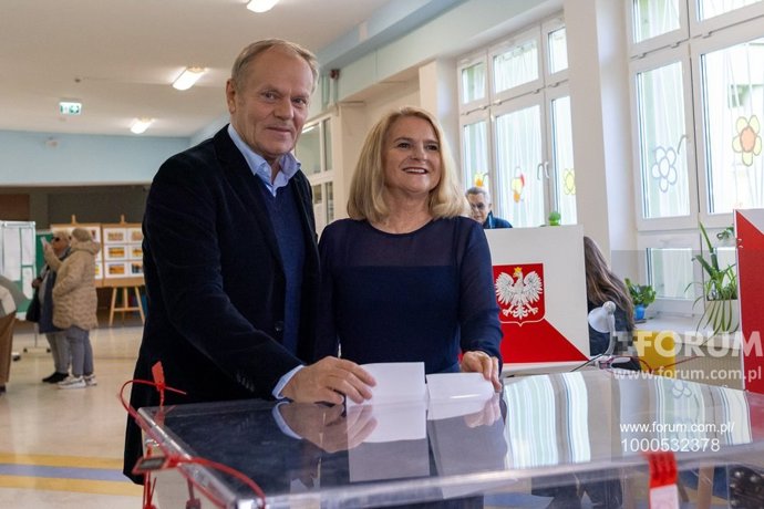 19 de maio de 2025: Sopot, 18/05/2025. Donald Tusk, primeiro-ministro da Polônia, e sua esposa Malgorzata Tusk votam em uma seção eleitoral em Sopot durante as eleições presidenciais de 2025. Na foto: Donald Tusk e Malgorzata Tusk.