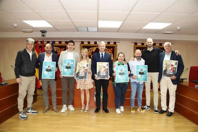Los exjugadores de fútbol y baloncesto Aitor Karanka y Andrés Miso presentaron, junto al alcalde de Villanueva del Pardillo, Eduardo Fernández, sus campus de verano que se celebrarán en la localidad madrileña.