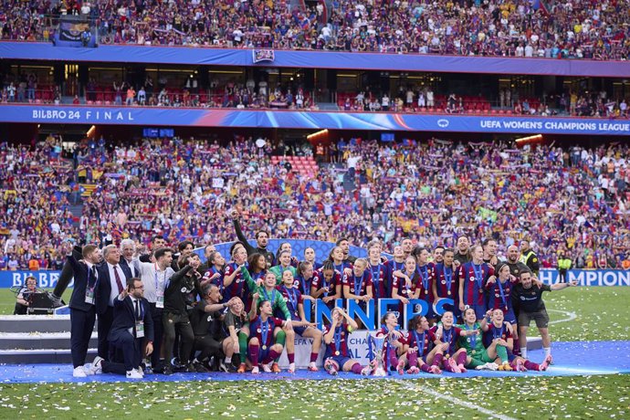 Archivo - Alexia Putellas of FC Barcelona lifts the winners trophy during the UEFA Women's Champions League 2023/24 Final match between FC Barcelona and Olympique Lyonnais at San Mames on May 25, 2024, in Bilbao, Spain.