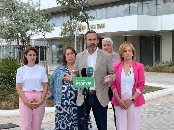 El coordinador del Área de Política Institucional del PSOE-A, Daniel Pérez, atiende a los medios en Málaga.