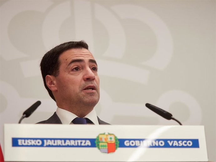 Archivo - El lehendakari, Imanol Pradales, durante una rueda de prensa en el Palacio de Navarra, a 25 de marzo de 2025, en Pamplona, Navarra (España).
