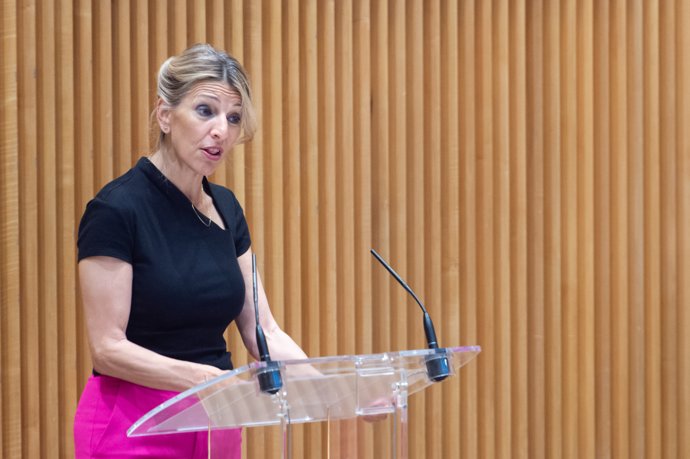 La vicepresidenta segunda y ministra de Trabajo y Economía Social, Yolanda Díaz, interviene durante el acto conmemorativo por los 15 años de la Red Equi Sastipen Rroma, en el Congreso de los Diputados, a 19 de mayo de 2025, en Madrid (España).