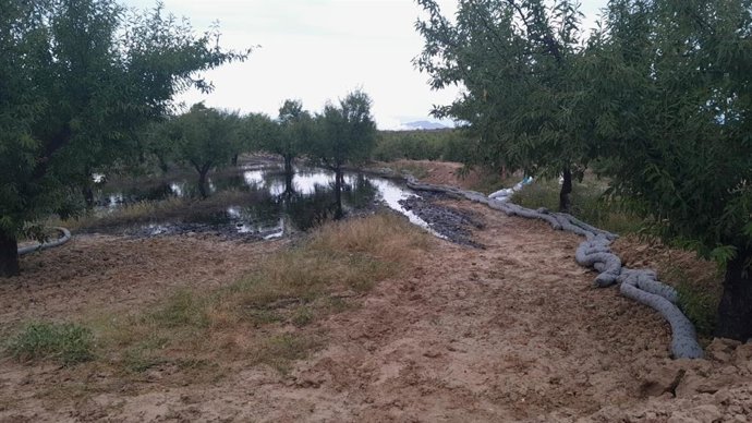 Continúan los trabajos para descontaminar el área afectada por la fuga de petróleo de un oleoducto, que asciende a 2 ha