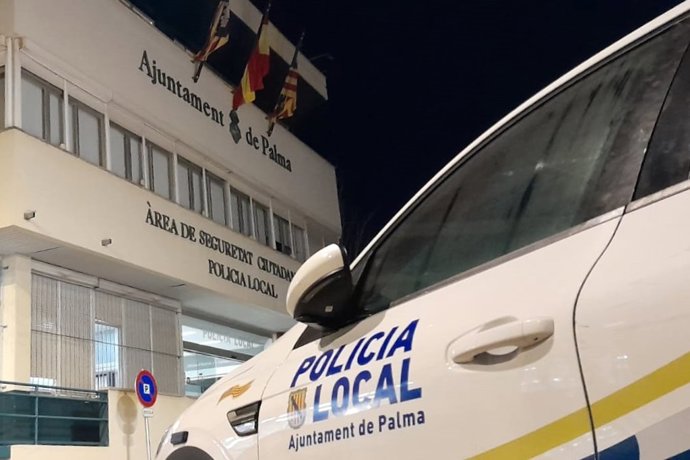 Coche de la Policía Local de Palma frente al cuartel de Sant Ferran.