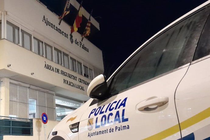 Coche de la Policía Local de Palma frente al cuartel de Sant Ferran.
