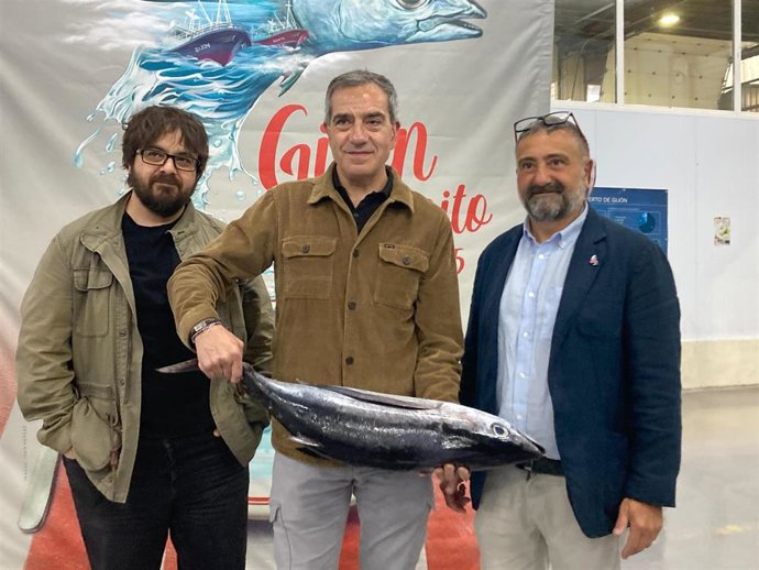 De izquierda a derecha: Juan Hernaz, ilustrador de Gijon Bonito. Basilio Castro (Pescados Basilio) y Vicente Fdez (Nortegráfico)