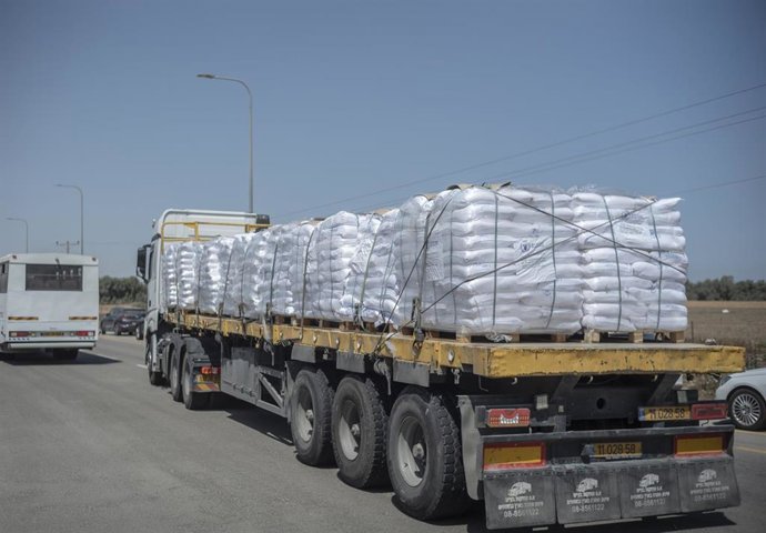 Un camión con ayuda humanitaria pasando el cruce de Kerem Shalom, que conecta Israel con la Franja de Gaza (archivo)