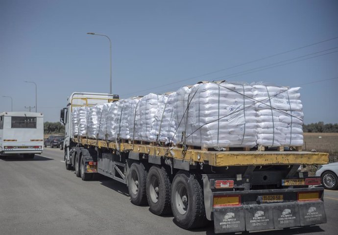 21 May 2025, Israel, Kerem Shalom: Aid trucks bearing the World Food Program logo deliver aid supplies to Gaza via the Kerem Shalom crossing. Photo: ILIA YEFIMOVICH/dpa
