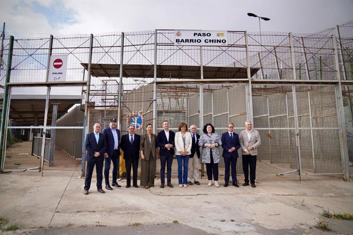 Los eurodiputados del PP europeo visitando la valla que separa Melilla de Marruecos por el paso de Barrio Chino