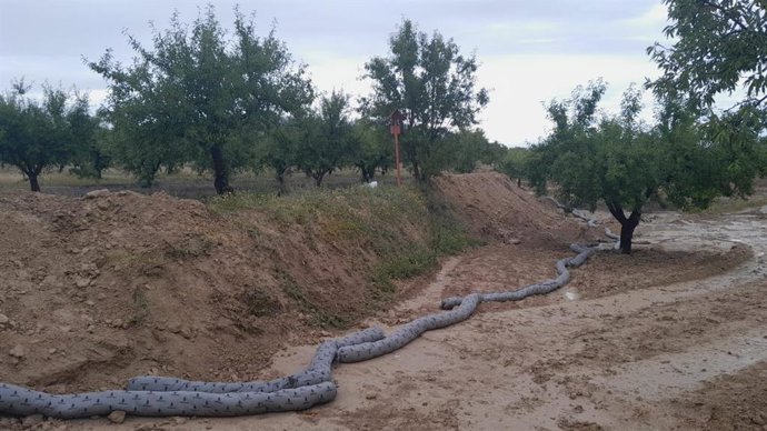 Imagen de las tareas para contener el vertido de petróleo en Calasparra (Murcia)