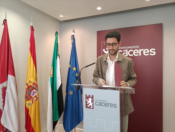 El portavoz del Gobierno en el Ayuntamiento de Cáceres, Ángel Orgaz, en rueda de prensa