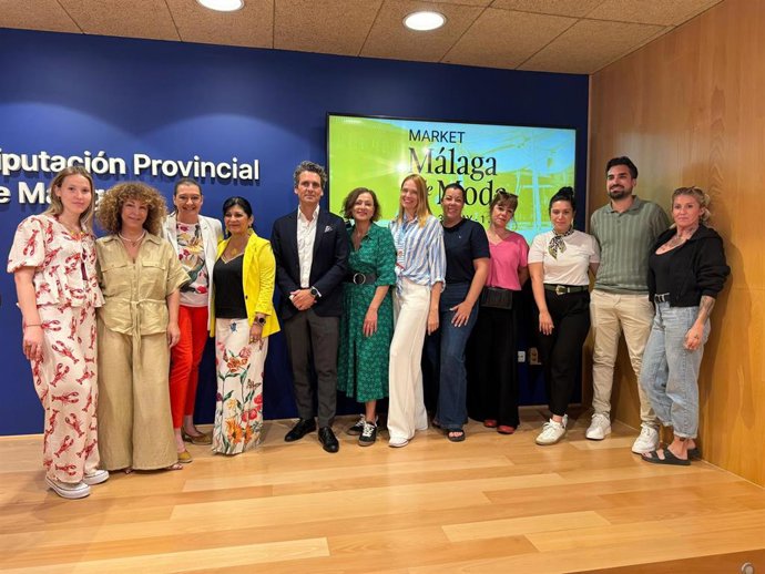 La diputada provincial de Desarrollo Económico Productivo, Esperanza González, junto al 'center manager' de McArthurGlen Designer Outlet Málaga, Javier Mendizábal, y representantes de las firmas que participarán en el evento.