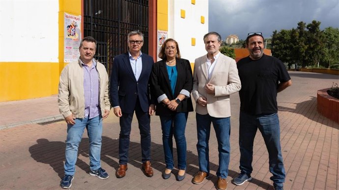 Manuel Gavira con representantes de Vox a las puertas de la plaza de toros de Algeciras.