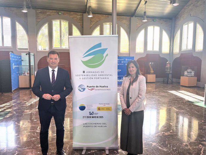 En este sentido, el presidente del Puerto de Huelva, Alberto Santana, durante la presentación este viernes de la jornada junto con la jefa del Departamento de Sostenibilidad y Transición Energética del Puerto, Rocío López.