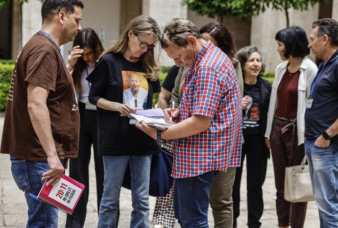 Representantes de la Asociación de Damnificados por la DANA de L'Horta Sud, la Asociación de Víctimas Mortales DANA 29-O y la Associació Víctimes de la DANA 29 d’octubre tras una reunión con el presidente del Gobierno