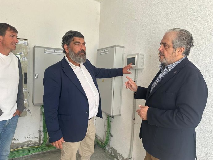 El vicepresidente segundo del Consell de Mallorca y conseller insular de Medio Ambiente, Medio Rural y Deportes, Pedro Bestard, y el conseller insular de Función Pública, Rafel Bosch, visitan las nuevas instalaciones.
