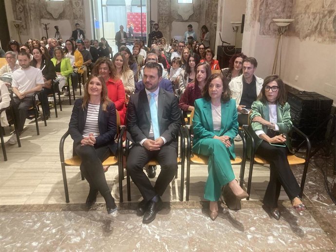 Rocío Lucas (i) y Pablo Morillo, momentos antes de la entrega de premios.