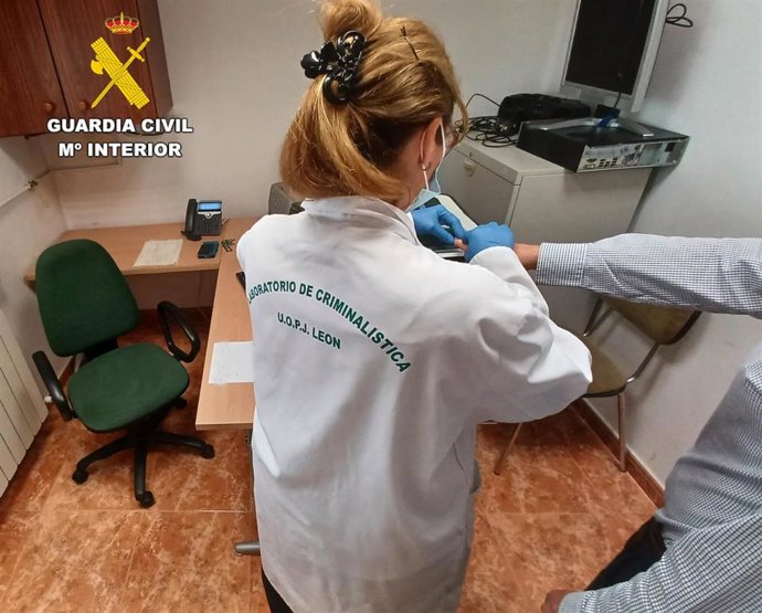 Iimagen tomada durante las labores realizadas por la Guardia Civil para esclarecer los hechos.