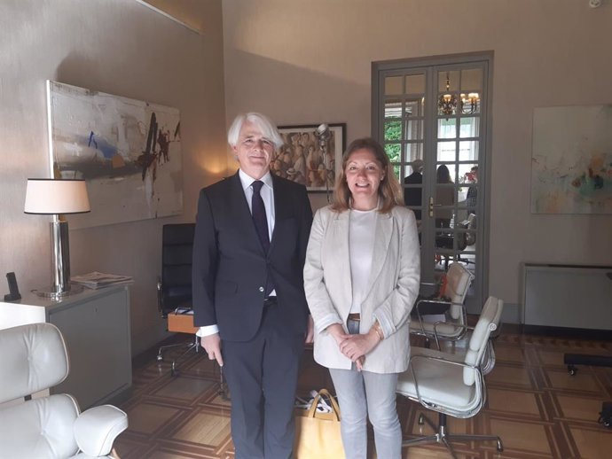 El presidente del Consejo General de la Abogacía Española, Salvador González, y la secretaria general de Cáritas España, Natalia Peiro.