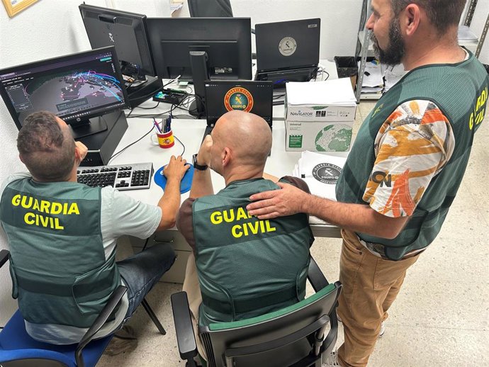 Agentes de la Guardia Civil investigando un caso de delito de estafa