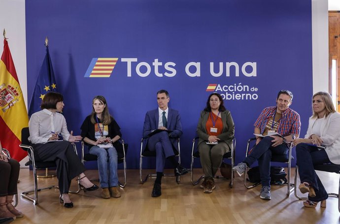El president del Govern, Pedro Sánchez, durant una reunió amb representants de l'Associació de Damnificats per la DANA de L'Horta Sud, l'Associació de Víctimes Mortals DANA 29-O i l'Associació Víctimes de la DANA 29 d'octubre