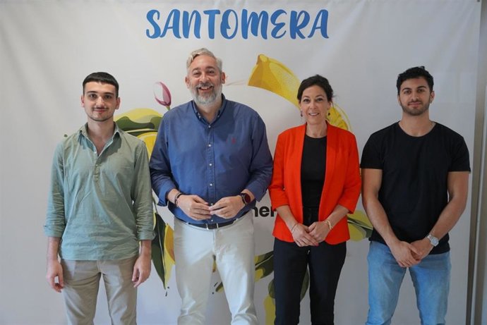 El alcalde de Santomera, Víctor Martínez, y la concejala de Empleo, Patricia García, junto a los dos jóvenes