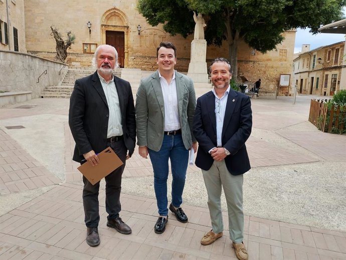 El conseller insular de Movilidad, Fernando Rubio (d), en Sencelles.