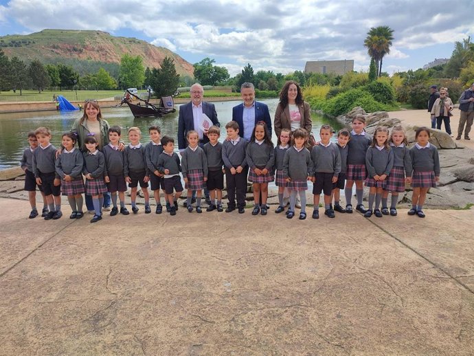 El barco de La Ribera se reubica en el lago para mantener "una figura icónica" sin afectar a seguridad juegos infantiles