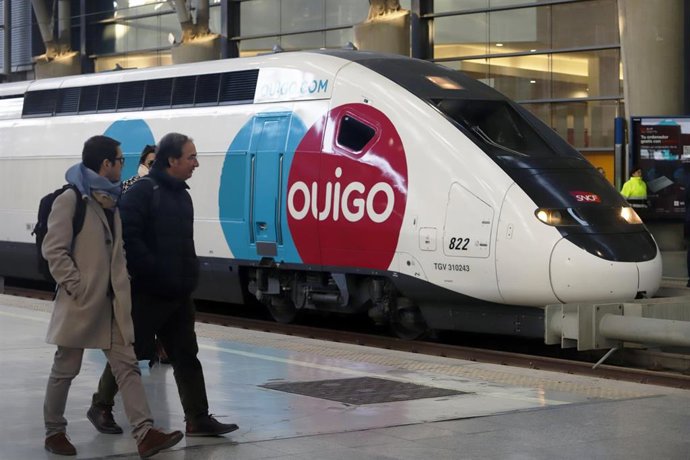 Archivo - Un tren de alta velocidad Ouigo a su llegada a la estación María Zambrano